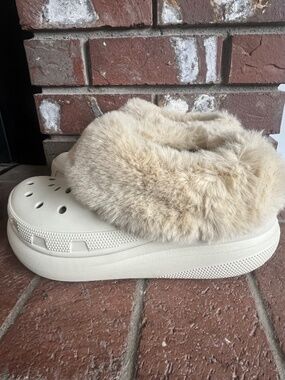 Crocs Furever Crush Clog Clogs Shoes Ivory Faux Fur Women's Size 6 Excellent!